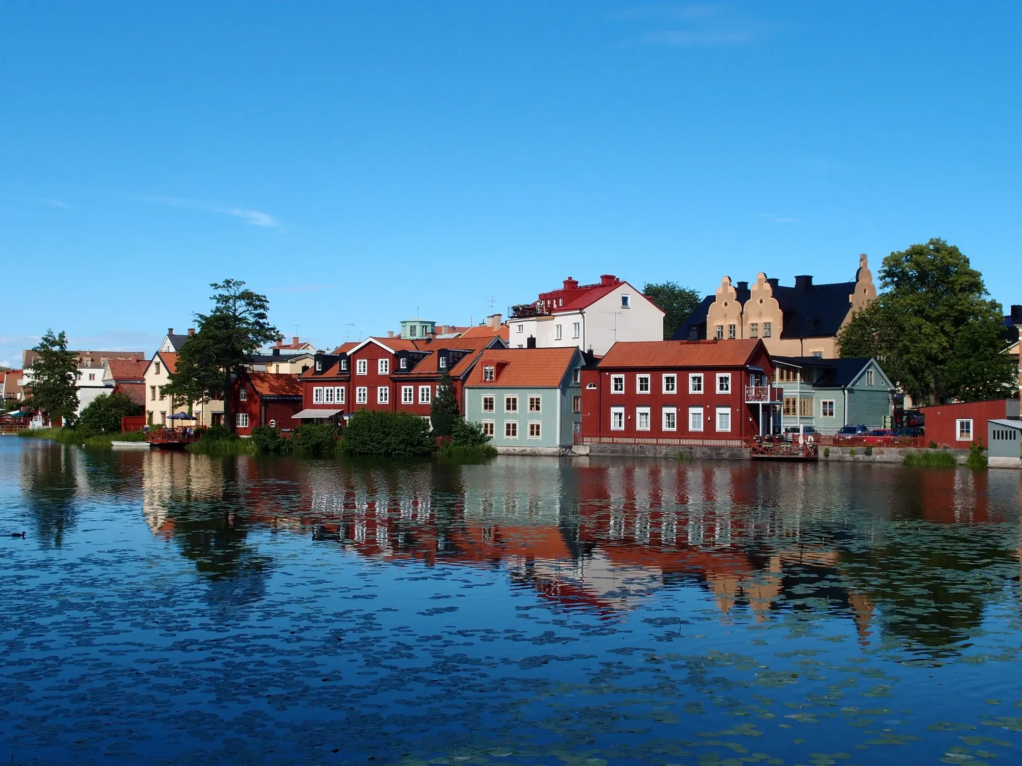 Eskilstuna med röda och gula trähus längs ån